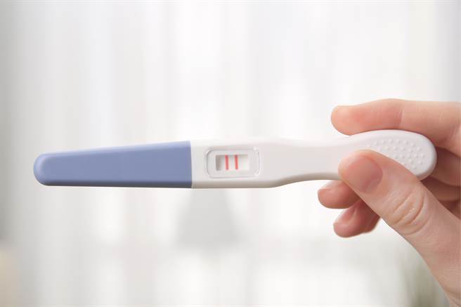 验孕棒出现两条线，是不是真的怀孕了？何时去医院检查比较好？